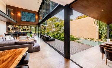 Casa en venta frente a un lago en  campo de golf