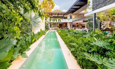 Casa en venta frente a un lago en  campo de golf