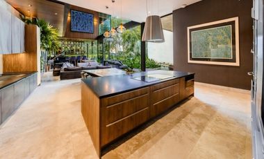 Casa en venta frente a un lago en  campo de golf