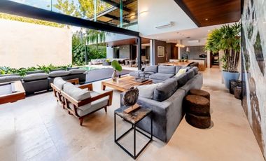 Casa en venta frente a un lago en  campo de golf