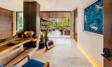 Casa en venta frente a un lago en  campo de golf