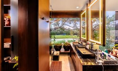 Casa en venta frente a un lago en  campo de golf