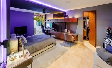 Casa en venta frente a un lago en  campo de golf