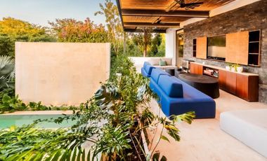Casa en venta frente a un lago en  campo de golf