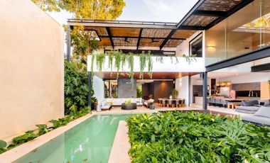 Casa en venta frente a un lago en  campo de golf
