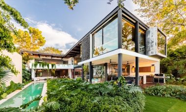 Casa en venta frente a un lago en  campo de golf