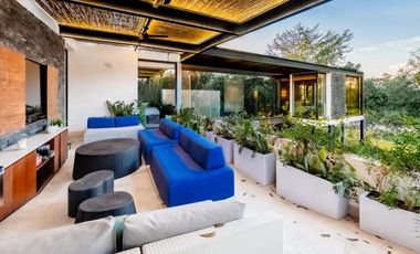 Casa en venta frente a un lago en  campo de golf