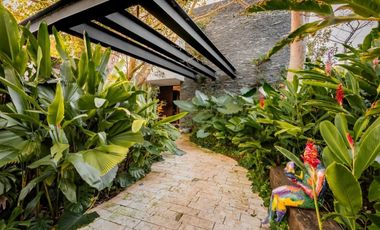 Casa en venta frente a un lago en  campo de golf