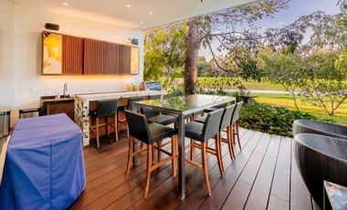 Casa en venta frente a un lago en  campo de golf