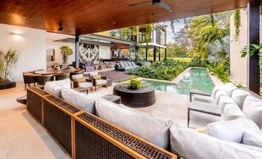 Casa en venta frente a un lago en  campo de golf