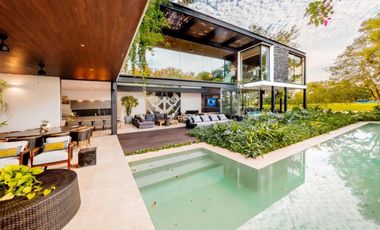 Casa en venta frente a un lago en  campo de golf