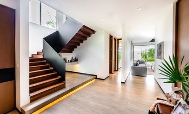 Casa en venta frente al lago con paneles solares
