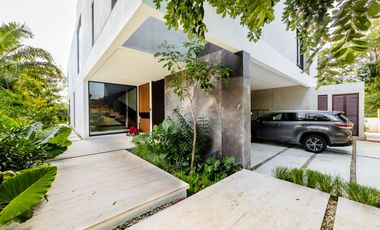 Casa en venta frente al lago con paneles solares