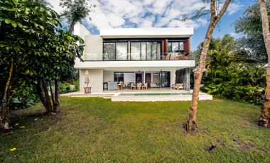 Casa en venta frente al lago con paneles solares
