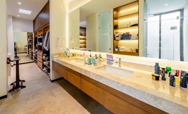 Casa en venta frente al lago con paneles solares