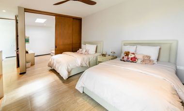 Casa en venta frente al lago con paneles solares