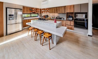Casa en venta frente al lago con paneles solares