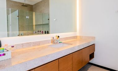 Casa en venta frente al lago con paneles solares
