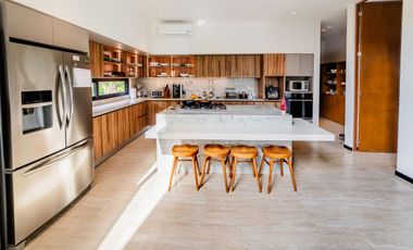 Casa en venta frente al lago con paneles solares