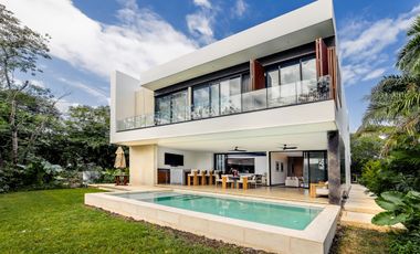 Casa en venta frente al lago con paneles solares