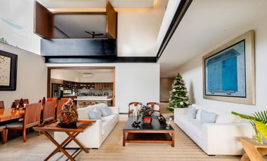Casa en venta frente al lago con paneles solares