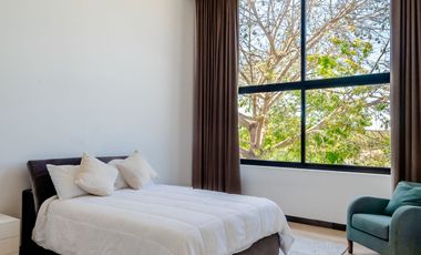Casa amueblada con paneles en venta frente al lago en campo de golf
