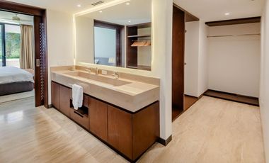 Casa amueblada con paneles en venta frente al lago en campo de golf