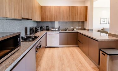 Casa amueblada con paneles en venta frente al lago en campo de golf