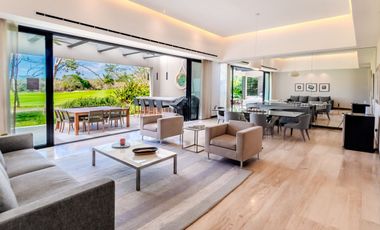 Casa amueblada con paneles en venta frente al lago en campo de golf