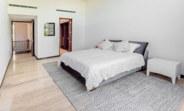 Casa amueblada con paneles en venta frente al lago en campo de golf