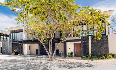 Casa amueblada con paneles en venta frente al lago en campo de golf