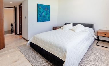 Casa amueblada con paneles en venta frente al lago en campo de golf