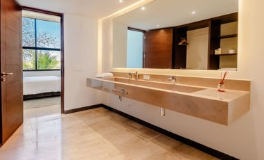 Casa amueblada con paneles en venta frente al lago en campo de golf