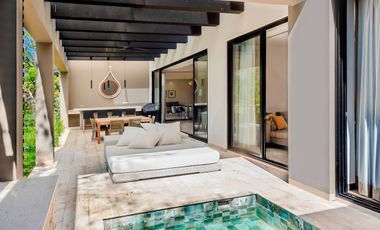 Casa amueblada con paneles en venta frente al lago en campo de golf