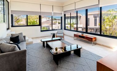 Casa amueblada con paneles en venta frente al lago en campo de golf