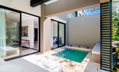 Casa amueblada con paneles en venta frente al lago en campo de golf