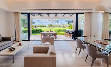 Casa amueblada con paneles en venta frente al lago en campo de golf