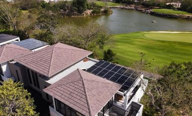 Casa amueblada con paneles en venta frente al lago en campo de golf
