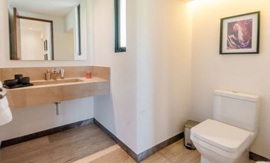 Casa amueblada con paneles en venta frente al lago en campo de golf