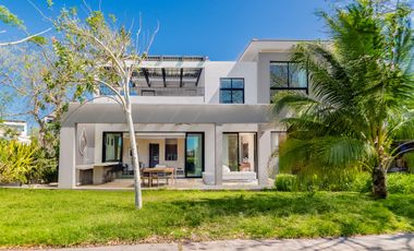 Casa amueblada con paneles en venta frente al lago en campo de golf