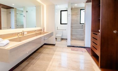 Casa amueblada con paneles en venta frente al lago en campo de golf