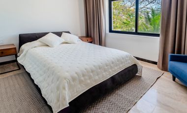 Casa amueblada con paneles en venta frente al lago en campo de golf