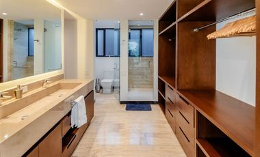 Casa amueblada con paneles en venta frente al lago en campo de golf