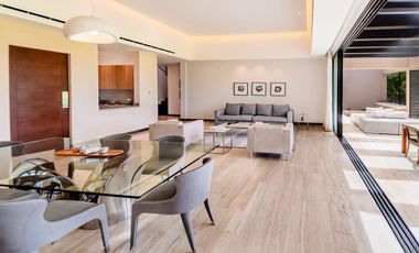 Casa amueblada con paneles en venta frente al lago en campo de golf