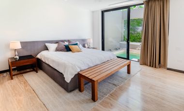 Casa amueblada con paneles en venta frente al lago en campo de golf