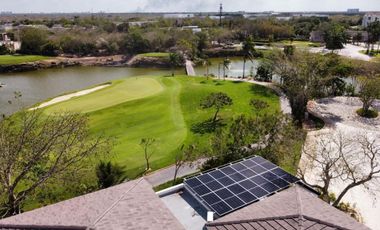 Casa amueblada con paneles en venta frente al lago en campo de golf