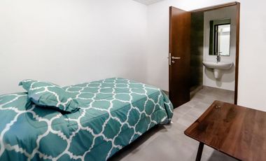 Casa amueblada con paneles en venta frente al lago en campo de golf