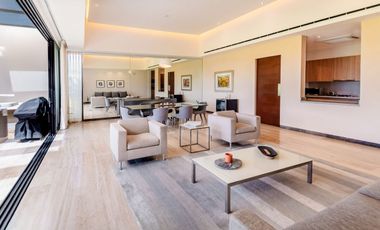 Casa amueblada con paneles en venta frente al lago en campo de golf