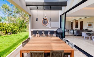 Casa amueblada con paneles en venta frente al lago en campo de golf