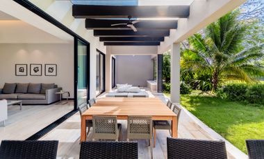 Casa amueblada con paneles en venta frente al lago en campo de golf